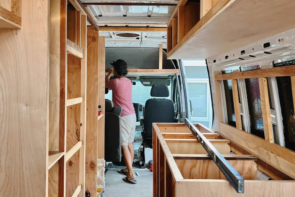 Scheef hangende lade in het keukenblok van een zelfbouwcamper.